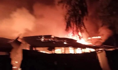 লৌহজংয়ে বস্তিঘরে ভয়াবহ আগুনে ৪৬টি ঘর পুড়ে ছাই