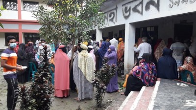 লৌহজংয়ে গণ টিকা প্রদানে নেই সামাজিক দুরুত্বের বালাই লৌহজংয়ে গণ টিকা প্রদানে নেই সামাজিক দুরুত্বের বালাই