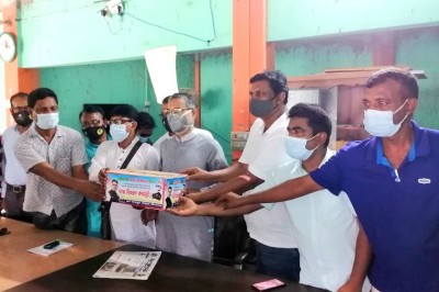 শ্রীনগর প্রেসক্লাবে মাস্ক প্রদান করেছেন এম মাহবুব উল্লাহ কিসমত শ্রীনগর প্রেসক্লাবে মাস্ক প্রদান করেছেন এম মাহবুব উল্লাহ কিসমত