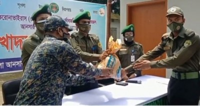 মাদারীপুরে অস্বচ্ছল আনসার ও ভিডিপি সদস্যদের মাঝে খাদ্য সহায়তা