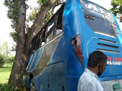 কাউনিয়ায় রংপুর-কৃুড়গ্রাম মহাসড়কে দুর্ঘটনায় আহত ১০