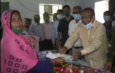 শিবচরে পদ্মাসেতুর রেল সংযোগ প্রকল্পে ক্ষতিগ্রস্তদের মাঝে চেক বিতরন শিবচরে পদ্মাসেতুর রেল সংযোগ প্রকল্পে ক্ষতিগ্রস্তদের মাঝে চেক বিতরন