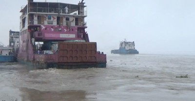 পদ্মায় তীব্র স্রোতে ফেরি চলাচল ব্যাহত, ঘাটে যানবাহনের দীর্ঘ সারি পদ্মায় তীব্র স্রোতে ফেরি চলাচল ব্যাহত, ঘাটে যানবাহনের দীর্ঘ সারি