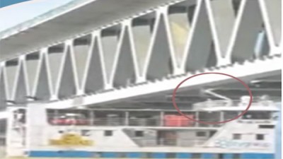 এবার পদ্মা সেতুর স্প্যানে ফেরি 'বীরশ্রেষ্ঠ জাহাঙ্গীরের' ধাক্কা এবার পদ্মা সেতুর স্প্যানে ফেরি 'বীরশ্রেষ্ঠ জাহাঙ্গীরের' ধাক্কা