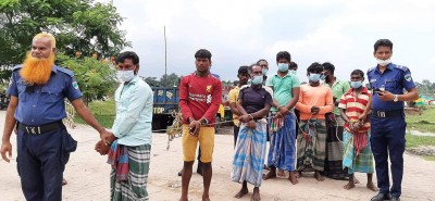 বঙ্গোপসাগরে ফিশিং ট্রলারসহ ১৩ ভারতীয় জেলে আটক বঙ্গোপসাগরে ফিশিং ট্রলারসহ ১৩ ভারতীয় জেলে আটক