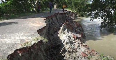মাদারীপুরে নদীগর্ভে বিলীন সড়ক, যোগাযোগ বিচ্ছিন্ন হওয়ার আশঙ্কায় হাজার মানুষ