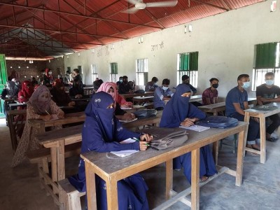 কাউনিয়ায় মীরবাগ ডিগ্রী কলেজে স্বাস্থ্যবীধি মেনে ক্লাশ শুরু