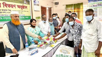শিবগঞ্জে প্রান্তিক কৃষকদের মাঝে ফসলের উপকরণ বিতরণ শিবগঞ্জে প্রান্তিক কৃষকদের মাঝে ফসলের উপকরণ বিতরণ
