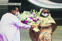 ঢাকায় পৌঁছালেন শ্রীলঙ্কার প্রধানমন্ত্রী, স্বাগত জানালেন শেখ হাসিনা ঢাকায় পৌঁছালেন শ্রীলঙ্কার প্রধানমন্ত্রী, স্বাগত জানালেন শেখ হাসিনা
