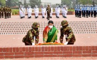 জাতীয় স্মৃতিসৌধে নেপালের প্রেসিডেন্ট বিদ্যা দেবীর শ্রদ্ধা জাতীয় স্মৃতিসৌধে নেপালের প্রেসিডেন্ট বিদ্যা দেবীর শ্রদ্ধা