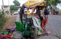 ভারতে বাস-অটোর সংঘর্ষে ১২ নারীসহ নিহত ১৩ জন ভারতে বাস-অটোর সংঘর্ষে ১২ নারীসহ নিহত ১৩ জন