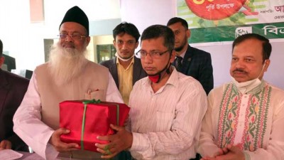 স্বাধীনতার ৫০ বছর পূর্তি উপলক্ষে বিক্রমপুর ফাউন্ডেশনের বই বিতরন 