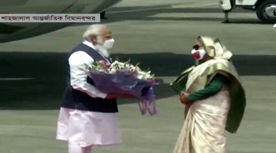 ঢাকায় নরেন্দ্র মোদি, অভ্যর্থনা জানালেন শেখ হাসিনা ঢাকায় নরেন্দ্র মোদি, অভ্যর্থনা জানালেন শেখ হাসিনা