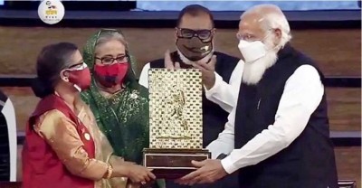 শেখ হাসিনা-রেহানার হাতে বঙ্গবন্ধুর ‘গান্ধী পুরস্কার’ তুলে দিলেন মোদি শেখ হাসিনা-রেহানার হাতে বঙ্গবন্ধুর ‘গান্ধী পুরস্কার’ তুলে দিলেন মোদি