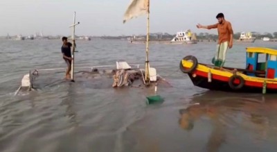 পশুর চ্যানেলে ডুবে যাওয়া কার্গোটির উদ্ধার তৎপরতা শুরু, চোরাকারবারীদের হানা