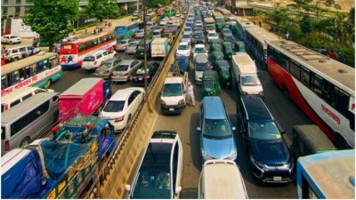 গণপরিবহন সংকট ও ভাড়া বৃদ্ধির প্রতিবাদে বিক্ষোভ, বিমানবন্দর সড়কের দুপাশ বন্ধ 