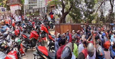 রাইড শেয়ারিং বন্ধের প্রতিবাদে মোটরসাইকেল চালকদের বিক্ষোভ রাইড শেয়ারিং বন্ধের প্রতিবাদে মোটরসাইকেল চালকদের বিক্ষোভ