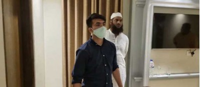 সোনারগাঁয়ের রিসোর্টে হেফাজত নেতা মামুনুল হককে ঘেরাও সোনারগাঁয়ের রিসোর্টে হেফাজত নেতা মামুনুল হককে ঘেরাও