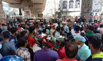 রাজধানীর বিভিন্ন স্থানে রাস্তা অবরোধ করে মোটরসাইকেল চালকদের বিক্ষোভ রাজধানীর বিভিন্ন স্থানে রাস্তা অবরোধ করে মোটরসাইকেল চালকদের বিক্ষোভ