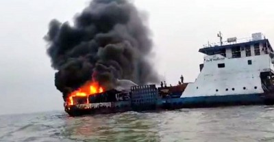 মাঝনদীতে ফেরিতে আগুন, পুড়ল ৫ ট্রাক-পিকআপ মাঝনদীতে ফেরিতে আগুন, পুড়ল ৫ ট্রাক-পিকআপ