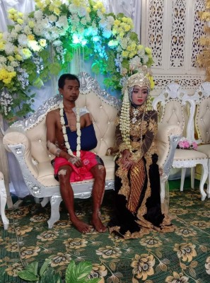 হাতে-পায়ে ব্যান্ডেজ আর শর্টস পরে খালি গায়ে বিয়ের আসরে বর! হাতে-পায়ে ব্যান্ডেজ আর শর্টস পরে খালি গায়ে বিয়ের আসরে বর!