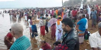 নিষেধাজ্ঞা অমান্য করে পূর্ণ স্নানে লাখো মানুষ নিষেধাজ্ঞা অমান্য করে পূর্ণ স্নানে লাখো মানুষ
