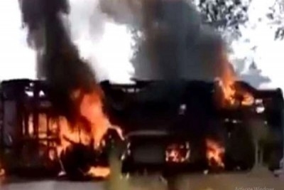 বাস উল্টে আগুনে পুড়ে মরলো ৪০ যাত্রী বাস উল্টে আগুনে পুড়ে মরলো ৪০ যাত্রী