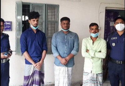 মাদারীপুরে এনএসআই’তে চাকুরী দেয়ার নামে টাকা হাতিয়ে নেয়া চক্রের নারীসহ আটক ৪ মাদারীপুরে এনএসআই’তে চাকুরী দেয়ার নামে টাকা হাতিয়ে নেয়া চক্রের নারীসহ আটক ৪
