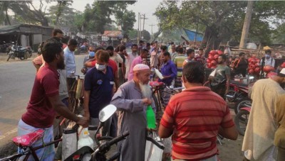 বাগেরহাটে সড়কের পাশে জমজমাট খাঁটি দুধের হাট বাগেরহাটে সড়কের পাশে জমজমাট খাঁটি দুধের হাট