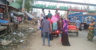 করোনার ঝুঁকি নিয়ে কারখানায় শ্রমিকরা, ভাড়া গুনতে হচ্ছে ৫ গুণ করোনার ঝুঁকি নিয়ে কারখানায় শ্রমিকরা, ভাড়া গুনতে হচ্ছে ৫ গুণ