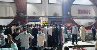 বিমানের বিশেষ ফ্লাইটের প্রথমটিই বাতিল, বিমানবন্দরে যাত্রীদের বিক্ষোভ