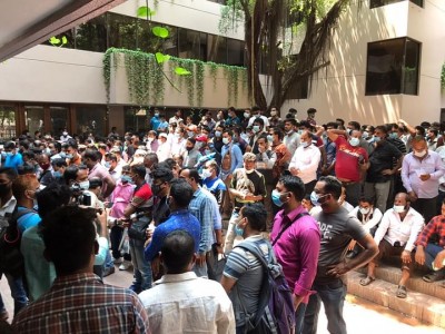 কারওয়ান বাজারে সৌদি এয়ারলাইনসের সামনে বিক্ষোভ কারওয়ান বাজারে সৌদি এয়ারলাইনসের সামনে বিক্ষোভ