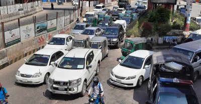 শক্তি হারিয়েছে ‘লকডাউন’, প্রতিদিনই বাড়ছে গাড়ি ও মানুষের সংখ্যা