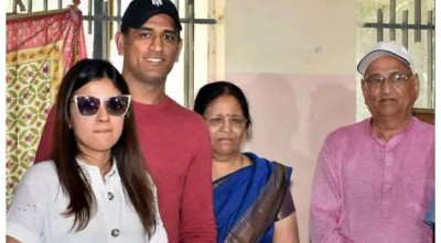 করোনায় আক্রান্ত ধোনির বাবা-মা হাসপাতালে ভর্তি করোনায় আক্রান্ত ধোনির বাবা-মা হাসপাতালে ভর্তি