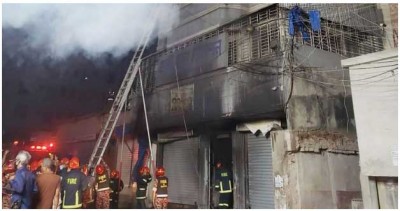 পুরান ঢাকায় কেমিক্যাল গোডাউনের আগুনে একজনের মৃত্যু, আহত ১৮ পুরান ঢাকায় কেমিক্যাল গোডাউনের আগুনে একজনের মৃত্যু, আহত ১৮
