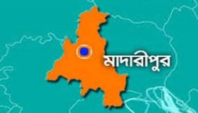 মাদারীপুরের হাতুড়িপেটা মামলার বাদির বাড়িতে পুলিশ পরিচয়ে বোমা হামলা মাদারীপুরের হাতুড়িপেটা মামলার বাদির বাড়িতে পুলিশ পরিচয়ে বোমা হামলা