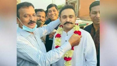 ইরফান সেলিম কারামুক্ত, ফুলের মালা দিয়ে বরণ ইরফান সেলিম কারামুক্ত, ফুলের মালা দিয়ে বরণ