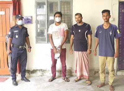 মাদারীপুরে ত্রিভুজ প্রেমের সম্পর্কের জেরে অর্ধশত ঘরবাড়ি ভাংচুর-লুটপাট, গ্রেফতার ৪ মাদারীপুরে ত্রিভুজ প্রেমের সম্পর্কের জেরে অর্ধশত ঘরবাড়ি ভাংচুর-লুটপাট, গ্রেফতার ৪