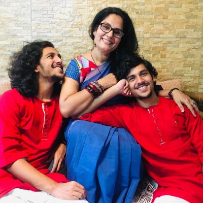 ভাবছি ছেলে দুটো বদলে দুটো মেয়ে নেব, ছেলেরা কী মায়ের কষ্ট বোঝে: খুশি ভাবছি ছেলে দুটো বদলে দুটো মেয়ে নেব, ছেলেরা কী মায়ের কষ্ট বোঝে: খুশি