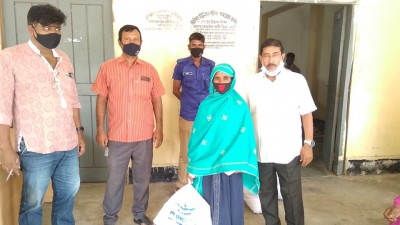 শিবগঞ্জের আটমূল ইউনিয়নে অসহায়দের মাঝে খাদ্য সহায়তা প্রদান শিবগঞ্জের আটমূল ইউনিয়নে অসহায়দের মাঝে খাদ্য সহায়তা প্রদান
