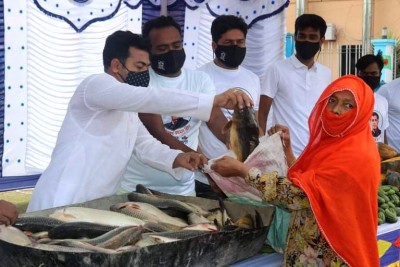 মেহেরপুরে জেলা যুবলীগের উদ্যোগে ফ্রী হাট