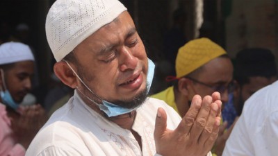 জুমাতুল বিদায় করোনা থেকে মুক্তি চেয়ে কান্না মুসল্লিদের জুমাতুল বিদায় করোনা থেকে মুক্তি চেয়ে কান্না মুসল্লিদের