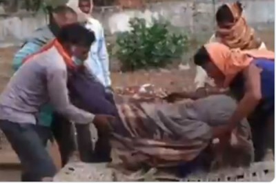 মেয়ের লাশ কাঁধে নিয়ে ৩৫ কিলোমিটার পথ পাড়ি পাড়ি দিলেন বাবা! মেয়ের লাশ কাঁধে নিয়ে ৩৫ কিলোমিটার পথ পাড়ি পাড়ি দিলেন বাবা!