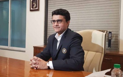 ৫০টি অক্সিজেন কনসেনট্রেটর দিচ্ছেন সৌরভ ৫০টি অক্সিজেন কনসেনট্রেটর দিচ্ছেন সৌরভ