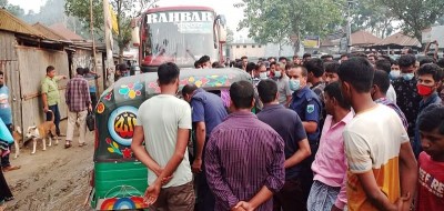 সিরাজগঞ্জে ঢাকাগামী শতাধিক বাস আটকে দিল পুলিশ, যাত্রীদের বিক্ষোভ   