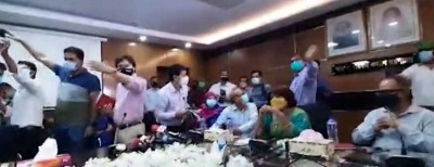 স্বাস্থ্য মন্ত্রণালয়ের কর্মকর্তারা চেয়ারে বসতেই উঠে গেলেন সাংবাদিকরা স্বাস্থ্য মন্ত্রণালয়ের কর্মকর্তারা চেয়ারে বসতেই উঠে গেলেন সাংবাদিকরা