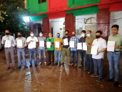 স্বেচ্ছায় কারাবরণের আবেদন নিয়ে থানায় অনুসন্ধানী সাংবাদিকেরা স্বেচ্ছায় কারাবরণের আবেদন নিয়ে থানায় অনুসন্ধানী সাংবাদিকেরা