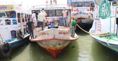 চলছে সব ধরনের নৌযান চলছে সব ধরনের নৌযান
