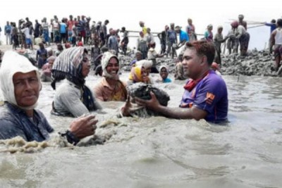 বুক সমান পানিতে দাঁড়িয়ে স্থানীয়রাই বাঁধছেন বেড়িবাঁধ!