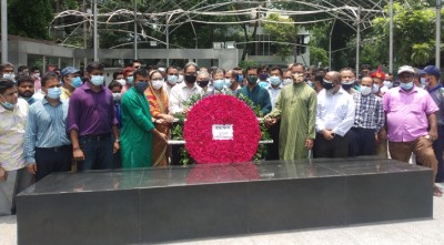 বঙ্গবন্ধুর প্রতিকৃতিতে জগনাথ বিশ্ববিদ্যালয়ের নতুন উপাচার্যের শ্রদ্ধা